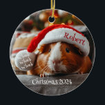 Cerdo guineano con adorno personalizado de Santa C<br><div class="desc">Adorable Guinea Cerdo con Santa Cap Navidades personalizados Ornamento de vacaciones con nombre y Navidades año</div>