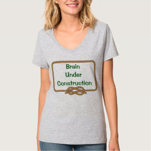 "Cerebro bajo construcción "Mujer camiseta