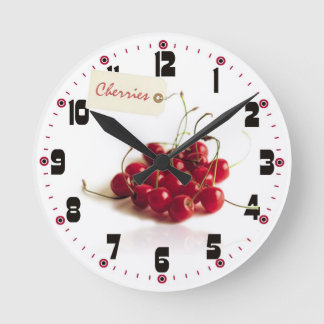 Cerezas rojas con el reloj de la etiqueta