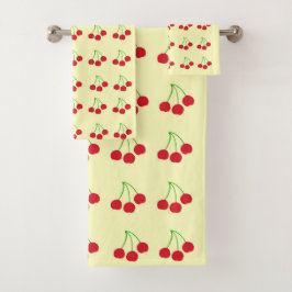 Cerezas sobre el juego de toallas de baño amarillo