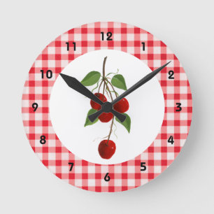 Cerezas y reloj de pared de la guinga