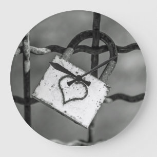 Cerradura del amor en reloj de pared blanco y