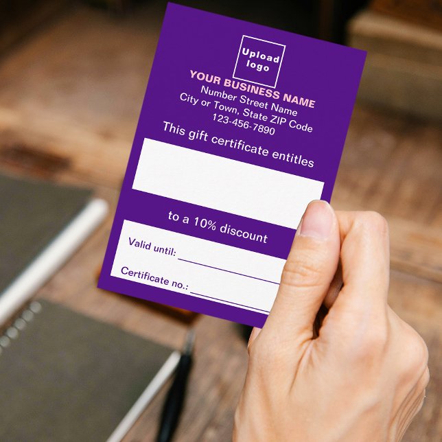 Certificado de regalo Business Purple (Customer holding business purple gift certificate)