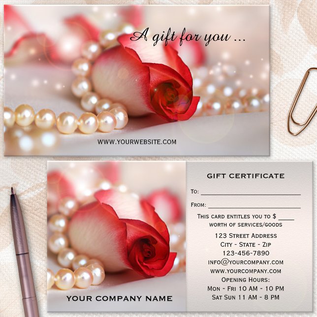 Certificado de regalo de rosa romántica y perlas (A modern business card sized gift certificate featuring a rose with pearls and festive light sparkle)