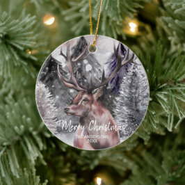 Cerveza acuática en ornamento navideño forestal