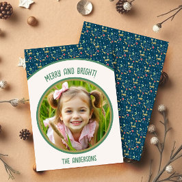 Cerveza con árboles de Navidad y copos de nieve