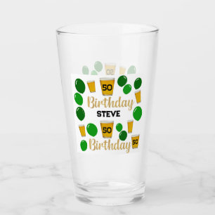 Cerveza de 50 años y copa de vidrio verde