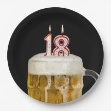 Cerveza del 18 cumpleaños en plato de papel negro