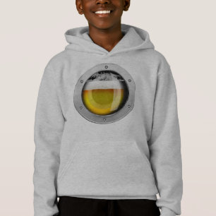 Cerveza dorada en su pecho