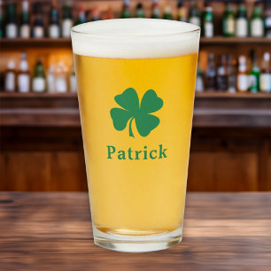 Cerveza personalizada con trébol verde irlandés y 