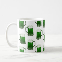 Cerveza verde: tazas de café blanco