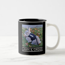 Césped y taza de la orden