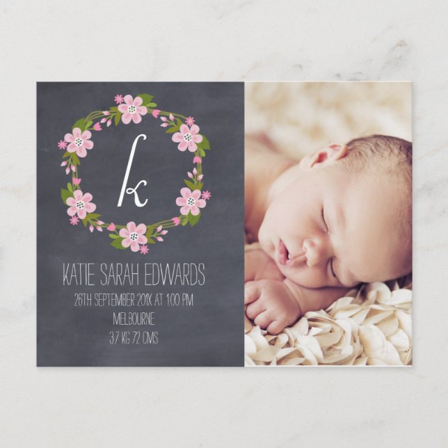 Chalkboard Chica Floral Invitación de bebé postal (Anverso)