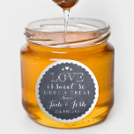 Chalkboard Corazones Boda Favor Jar Pegatina redon<br><div class="desc">El toque final perfecto para una boda gastronómica, esta pizarra y la etiqueta blanca son una deliciosa mezcla de moda y rústico, y se vería genial en un frasco de conservas atado a cinta o cuerda de coordinación. No olvides personalizar con tu nombre, fecha de evento e incluso un dicho...</div>