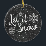 Chalkboard Dejar que nieve Navidades Ornamento neg<br><div class="desc">Una tipografía tipográfica adorno de Navidad blanco y negro con la frase Let it Snow con copos de nieve en un falso fondo negro de pizarra. Un adorno de invierno de moda y bonito.</div>