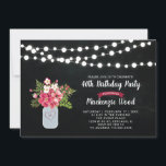 Chalkboard, Invitación de cumpleaños 40 de Mason J<br><div class="desc">Celebra tu día especial con esta elegante invitación de cumpleaños. Este diseño cuenta con luces de cuerda,  tarro de albañil y ramo de flores con fondo de pizarra.</div>
