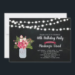 Chalkboard, Invitación de cumpleaños 40 de Mason J<br><div class="desc">Celebra tu día especial con esta elegante invitación de cumpleaños. Este diseño cuenta con luces de cuerda,  tarro de albañil y ramo de flores con fondo de pizarra.</div>