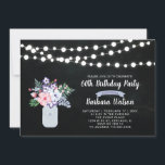 Chalkboard, Invitación de cumpleaños 60 de Mason J<br><div class="desc">Celebra tu día especial con esta elegante invitación de cumpleaños. Este diseño cuenta con luces de cuerda,  tarro de albañil y ramo de flores con fondo de pizarra.</div>