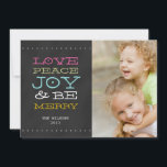 CHALKBOARD JOY | TARJETA DE FESTIVIDAD DE LA FOTO<br><div class="desc">TARJETA DE RECIBIMIENTO DE FUN JOY BLACK CHALKBOARD. ELKE CLARKE© PARA LA GALERÍA DE MONOGRAM. Envíe sus saludos de Navidad a sus amigos y familia usando esta divertida tarjeta de vacaciones con foto. "ALEGRÍA, PAZ, AMOR Y FELIZ". Puedes "personalizar" y cambiar el color de las palabras para que coincidan con...</div>