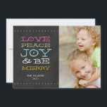 CHALKBOARD JOY | TARJETA DE FESTIVIDAD DE LA FOTO<br><div class="desc">TARJETA DE RECIBIMIENTO DE FUN JOY BLACK CHALKBOARD. ELKE CLARKE© PARA LA GALERÍA DE MONOGRAM. Envíe sus saludos de Navidad a sus amigos y familia usando esta divertida tarjeta de vacaciones con foto. "ALEGRÍA, PAZ, AMOR Y FELIZ". Puedes "personalizar" y cambiar el color de las palabras para que coincidan con...</div>