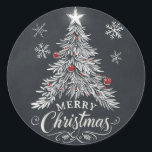 Chalkboard Merry Christmas Tree Sello para sobres<br><div class="desc">Celebre la temporada de fiestas con este pegatina "Feliz Navidad" de estilo chalé, muy bien diseñado y decorado con un árbol de Navidad festivo adornado con adornos y copos de nieve. El efecto tiza blanca dibujada a mano sobre un fondo oscuro le confiere un encanto rústico vintage, perfecto para sellar...</div>