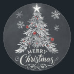 Chalkboard Merry Christmas Tree Sello para sobres<br><div class="desc">Celebre la temporada de fiestas con este pegatina "Feliz Navidad" de estilo chalé, muy bien diseñado y decorado con un árbol de Navidad festivo adornado con adornos y copos de nieve. El efecto tiza blanca dibujada a mano sobre un fondo oscuro le confiere un encanto rústico vintage, perfecto para sellar...</div>