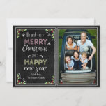 Chalkboard Style Te deseamos una feliz Navidad<br><div class="desc">Tarjeta de Navidad estilo pizarra con tipografía tipo pizarra,  copos de nieve,  flores de Navidad y corona. Muestra al funda tus hermosas fotos dentro del lindo borde dibujado con tiza.</div>