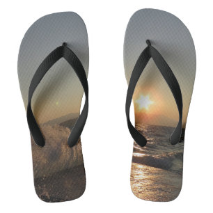 Chanclas Aguas rompeolas en Croacia hermosa puesta de sol