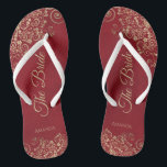 Chanclas Amigo De Oro Crimson Red Elegant El Boda De Novia<br><div class="desc">Baile la noche con estos hermosos chanclos bodas. Diseñadas para la novia, cuentan con un diseño sencillo y elegante, con letras de guion doradas sobre un fondo rojo intenso y elegantes rizos de encaje dorado y remolinos. Hermosa manera de mantenerse elegante y apropiado mientras se descansan los pies después de...</div>
