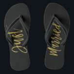 Chanclas Apenas flips-flopes casados de la novia del<br><div class="desc">Flips-flopes casados apenas falsos del Relieve metalizado dorado de la tipografía de la novia de la playa o de la boda del destino</div>