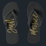 Chanclas Apenas flips-flopes casados de la novia del<br><div class="desc">Flips-flopes casados apenas falsos del Relieve metalizado dorado de la tipografía de la novia de la playa o de la boda del destino</div>