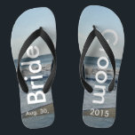 Chanclas Arena de playa Boda personalizada<br><div class="desc">Cielo azul bonito con nubes blancas iluminadas, mar azul, olas del océano estrepitosas y arena de playa. Unisex Flip Flops with Bride and Groom Date of Marriage escrito en un texto de color blanco. PERSONALIZAR con el texto en los pies izquierdo y derecho (o borrar texto para mostrar sólo la...</div>
