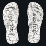 Chanclas Arpillera blanca floral del cordón de la boda de<br><div class="desc">Cordón floral personalizado, romántico, falso estilo del vintage de playa del boda de las sandalias rústicas del flip-flop, cordón blanco floral en fondo rústico de la mirada de la arpillera. Nombre de la dama de honor en la parte superior en el estilo curvado, elegante, letras de la escritura. Imprimen a...</div>