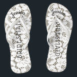 Chanclas Arpillera blanca floral del cordón de la boda de<br><div class="desc">Cordón floral personalizado, romántico, falso estilo del vintage de playa del boda de las sandalias rústicas del flip-flop, cordón blanco floral en fondo rústico de la mirada de la arpillera. Nombre de la dama de honor en la parte superior en el estilo curvado, elegante, letras de la escritura. Imprimen a...</div>