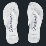 Chanclas Azul de la Marina de Guerra Plata sobre la Boda de<br><div class="desc">Estos elegantes chanclas de bodas son una gran manera de agradecer y reconocer a sus damas de honor, mientras les dan un descanso a sus pies después de un largo día. El bonito diseño presenta un diseño elegante con detalles de encaje gris plateado sobre un fondo blanco y elegantes letras...</div>