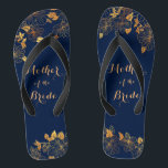 Chanclas Azul de la Marina de Oro de la Novia<br><div class="desc">Estos magníficos rollitos azules de color azul marino de la Madre de la Novia tienen un fondo azul oscuro adornado con un intrincado patrón dorado de vegetación floral y una tipografía moderna de personalizable. La combinación de la armada rica y el oro brillante crean una estética elegante y lujosa. Es...</div>