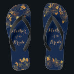 Chanclas Azul de la Marina de Oro de la Novia<br><div class="desc">Estos magníficos rollitos azules de color azul marino de la Madre de la Novia tienen un fondo azul oscuro adornado con un intrincado patrón dorado de vegetación floral y una tipografía moderna de personalizable. La combinación de la armada rica y el oro brillante crean una estética elegante y lujosa. Es...</div>