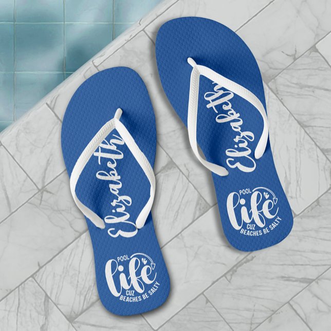 Chanclas Azul de vida de grupo (Personalized "Pool life cuz beaches be salty" graphic on blue flip flops for women, men and kids)