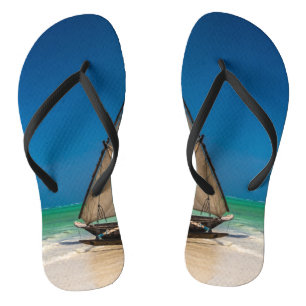 Chanclas Barco de pesca tradicional en la playa
