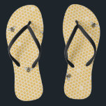 Chanclas Bee Flip Flops<br><div class="desc">¡Cómete! Lo digo en serio,  cubra las abejas de la cabeza a los pies. ¿Por qué no? No hay buenas razones para no hacerlo. Un cálido patrón de colmena amarilla y unas abejas perfectamente deliciosas serán una buena manera de empezar. ¡Te parecerá tan dulce!</div>