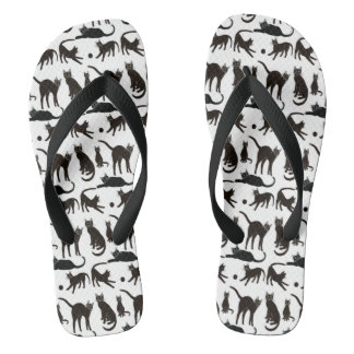 Chanclas Blackie, el gato negro se tambalea