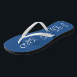 Chanclas Blue Mr. y Mrs. boda flip flops para recién casado<br><div class="desc">Navy Blue Mr. y mrs boda en la playa flops de moda para novia y novio/pareja recién casada. Añade tu fecha de matrimonio. Personalizado nombre coqueteo elegante para recién casados y su entorno. Haz tus propias sandalias de cuña personalizadas para la novia en equipo, la criada de novias, la criada...</div>