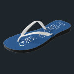Chanclas Blue Mr. y Mrs. boda flip flops para recién casado<br><div class="desc">Navy Blue Mr. y mrs boda en la playa flops de moda para novia y novio/pareja recién casada. Añade tu fecha de matrimonio. Personalizado nombre coqueteo elegante para recién casados y su entorno. Haz tus propias sandalias de cuña personalizadas para la novia en equipo, la criada de novias, la criada...</div>