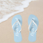 Chanclas Boda Bridesmaid Trendy Light Blue<br><div class="desc">Dé un regalo a sus bodas damas de honor con estos elegantes chanclas de la dama de honor que son de un color azul claro y moderno junto con un guión blanco y estilizado para complementar tu esquema de color boda similar. Seleccione el tamaño del pie junto con otras opciones....</div>