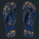 Chanclas Boda de clase Bride Deep Gold Foliage Marina Azul<br><div class="desc">Estos elegantes rollitos azules de color azul marino de color boda de novia tienen un fondo azul oscuro adornado con un intrincado patrón dorado de vegetación floral y una tipografía moderna de personalizable. La combinación de la armada rica y el oro brillante crean una estética elegante y lujosa. Vea la...</div>