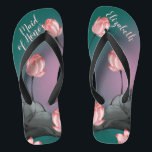Chanclas Boda de flores retro Lotus personalizado<br><div class="desc">Las chanclas clásicas y a la vez modernas presentan un estilo retro estético con flores de loto rosa pintadas sobre un fondo verde verde azulado oscuro y degradado rosa. Las magníficas sandalias son un regalo personalizado y memorable para los miembros de la fiesta de bodas: novia, dama de honor, madre...</div>