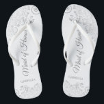 Chanclas Boda de honor elegante doncella blanca de color pl<br><div class="desc">Estas hermosas chancletas de boda son una gran manera de agradecer y reconocer a su empleada de honor mientras salva sus pies al mismo tiempo. Presenta un diseño elegante con encaje gris plateado sobre fondo blanco y elegantes letras de guiones. En el test se lee Maid of Honor con su...</div>
