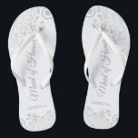 Chanclas Boda de Honor Silver Lace & Lavender<br><div class="desc">Estas hermosas chancletas de boda son una gran manera de agradecer y reconocer a su empleada de honor mientras salva sus pies al mismo tiempo. Presenta un diseño elegante con encaje gris plateado sobre fondo blanco y elegantes grabados de escritura polvorientos en violeta o lavanda. En el test se lee...</div>