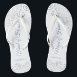 Chanclas Boda de honor Silver Lace y Dusty Blue Maid<br><div class="desc">Estas hermosas chancletas de boda son una gran manera de agradecer y reconocer a su empleada de honor mientras salva sus pies al mismo tiempo. Presenta un diseño elegante con encaje gris plateado sobre fondo blanco y elegante escritura azul polvorienta. En el test se lee Maid of Honor con su...</div>
