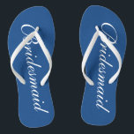 Chanclas boda de la dama de honor azul y blanco<br><div class="desc">Flip flops de boda azul marino y blanco para damas de honor. Fondo Personalizado y color de correa personalizable con iniciales de nombre o monograma opcional. Moderno, sus sandalias y las suyas cuelgan con una tipografía caligráfica de escritura elegante. Elegante boda con temática náutica y de playa, matrimonio, ducha de...</div>